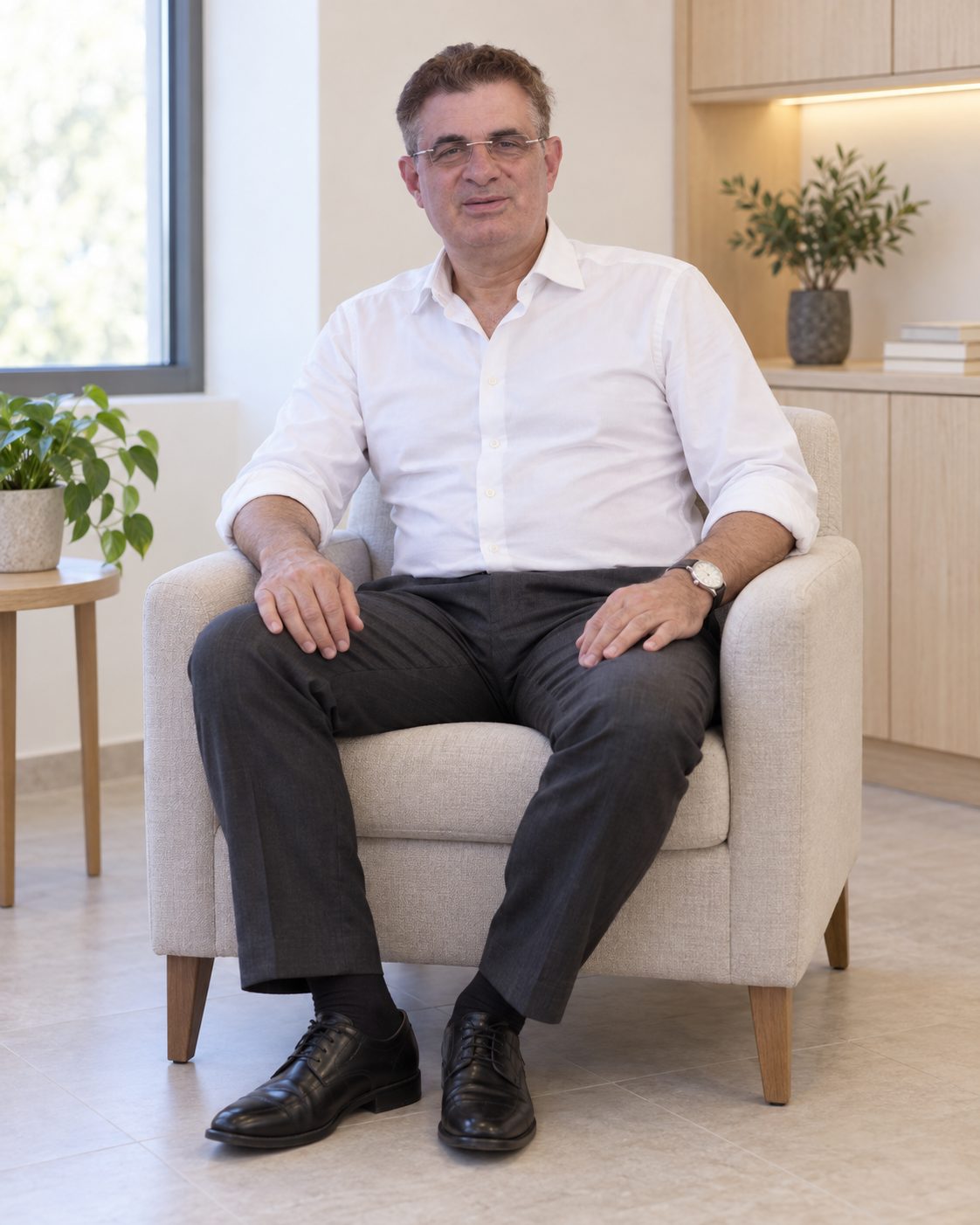 ד"ר דורון קוטר יושב בפינת ההמתנה של מרפאת קיימא דנט